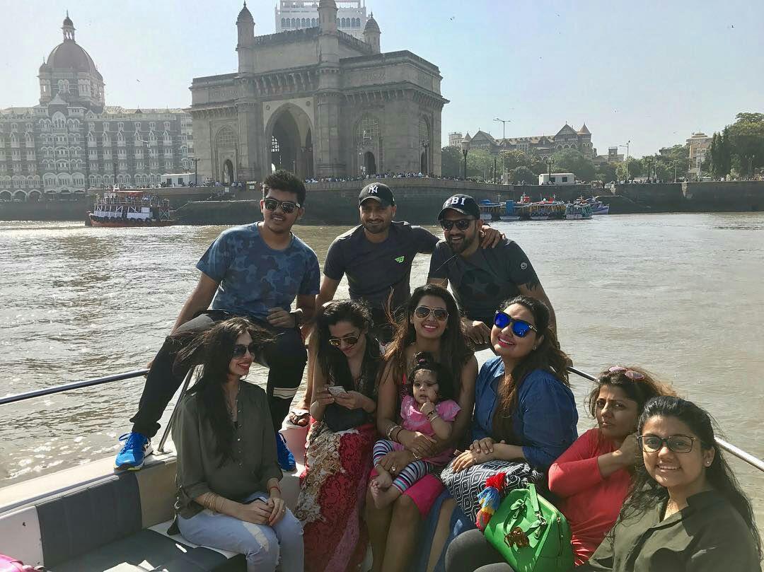 GeetaBasra spending time with family and friends.....😀

#GeetaBasra #HinayaHeerPlaha #HarbhajanSingh #family #friends #funtime