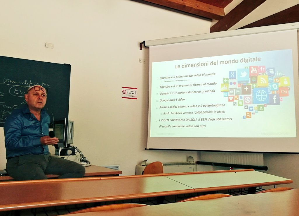 giulichina's tweet photo. #ComunicazioneWeb: oggi si parla di #video con Roberto Vecchi. Come si sta dietro alla telecamera? E davanti? 
@compassunibo @denobilif https://t.co/QNwKVlNgzh