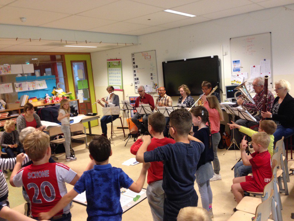 EdithSWB's tweet image. Groep 3 @kindcentrumpark dirigeert het orkestje van de muziekvereniging vandaag! #Kunst&amp;amp;Kidz
