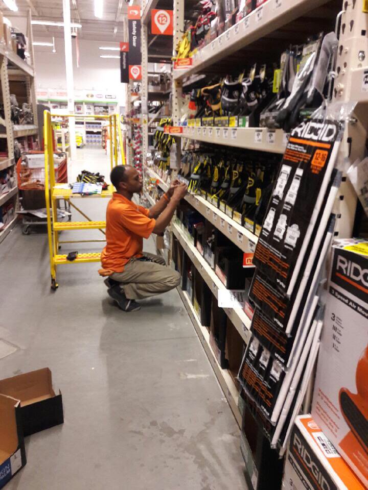 hartlinemem's tweet photo. #gotyourback #D87 Q Robinson using his legs instead of his back while sticking labels. Way to save your back 👍 https://t.co/StwFCodX39