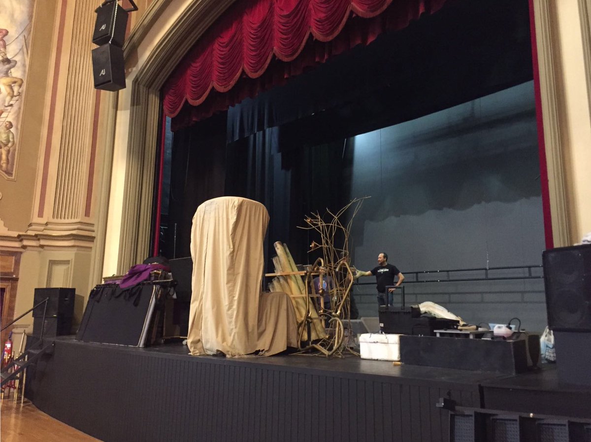 #Granada,mucho tiempo sin vernos, pero llegó el día. Nuestro equipo técnico👨‍🔧ya está manos a la obra.Hoy #ElÚltimoSanto en <a href="/TeatroICatolica/">TeatroIsabelCatólica</a>