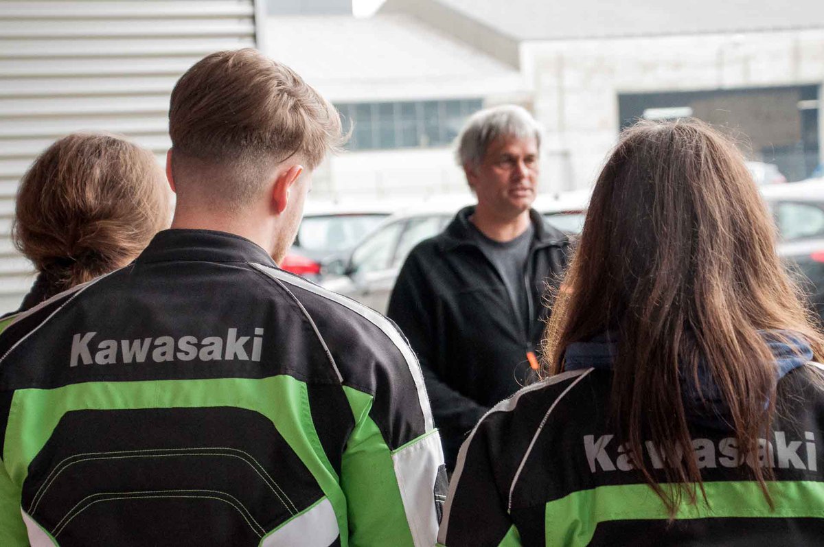 reto_richard's tweet photo. Wieder auf Schnupperkurs - Lernfreudige #Motorrad-Einsteiger bei #Kawasaki #Schweiz in Härkingen. 
https://t.co/2srt44hbn6 https://t.co/ZVmoWY5Mwx