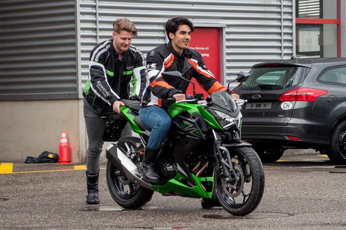 reto_richard's tweet photo. Wieder auf Schnupperkurs - Lernfreudige #Motorrad-Einsteiger bei #Kawasaki #Schweiz in Härkingen. 
https://t.co/2srt44hbn6 https://t.co/ZVmoWY5Mwx
