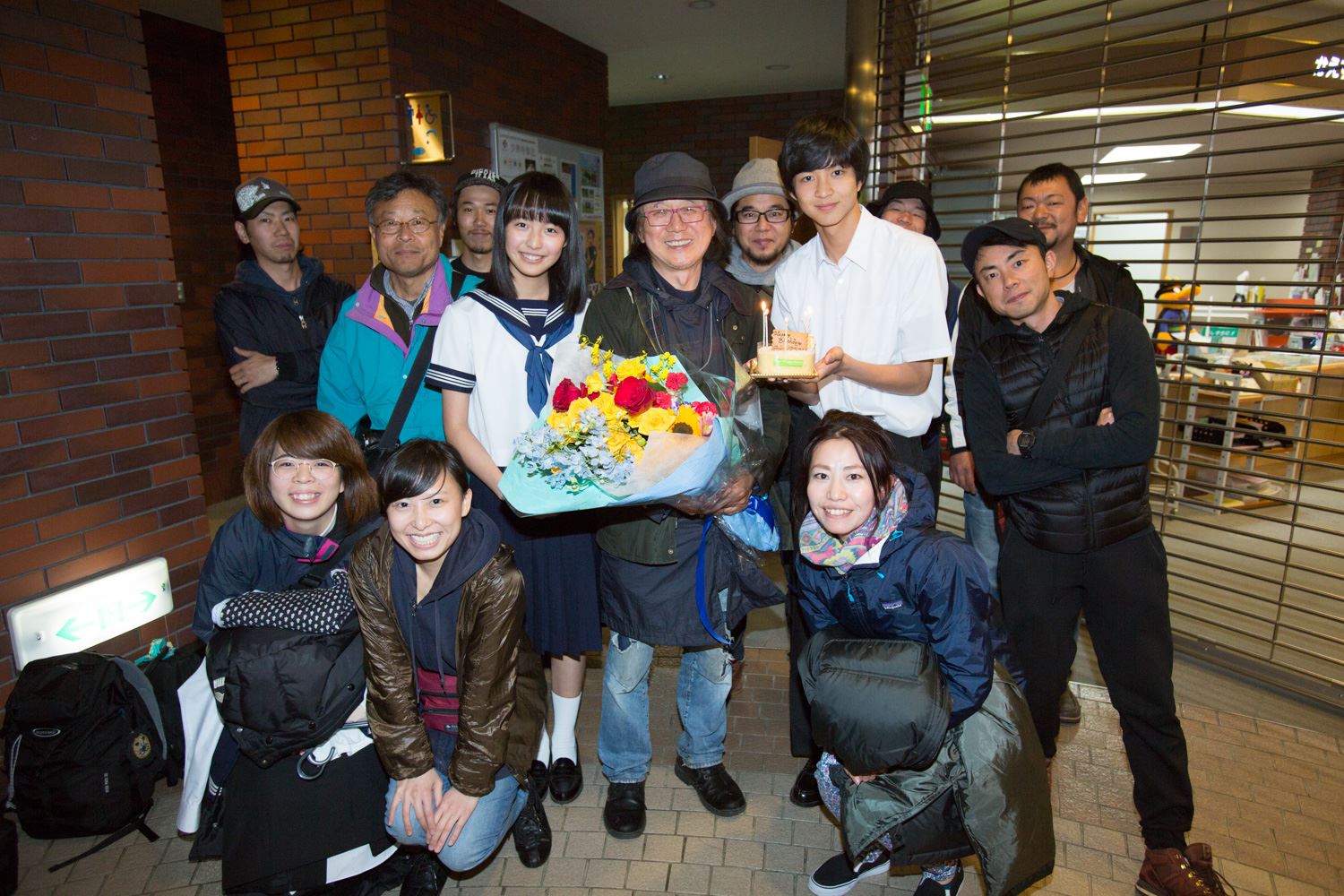 映画 心に吹く風 映画 心に吹く風 製作 撮影日誌公開中 昨年6月4日 北海道で誕生日を迎えた監督にキャスト スタッフから花束のサプライズ 心に吹く風 ユン ソクホ 眞島秀和 真田麻垂美 鈴木仁 駒井蓮 T Co Ct8eauoylb