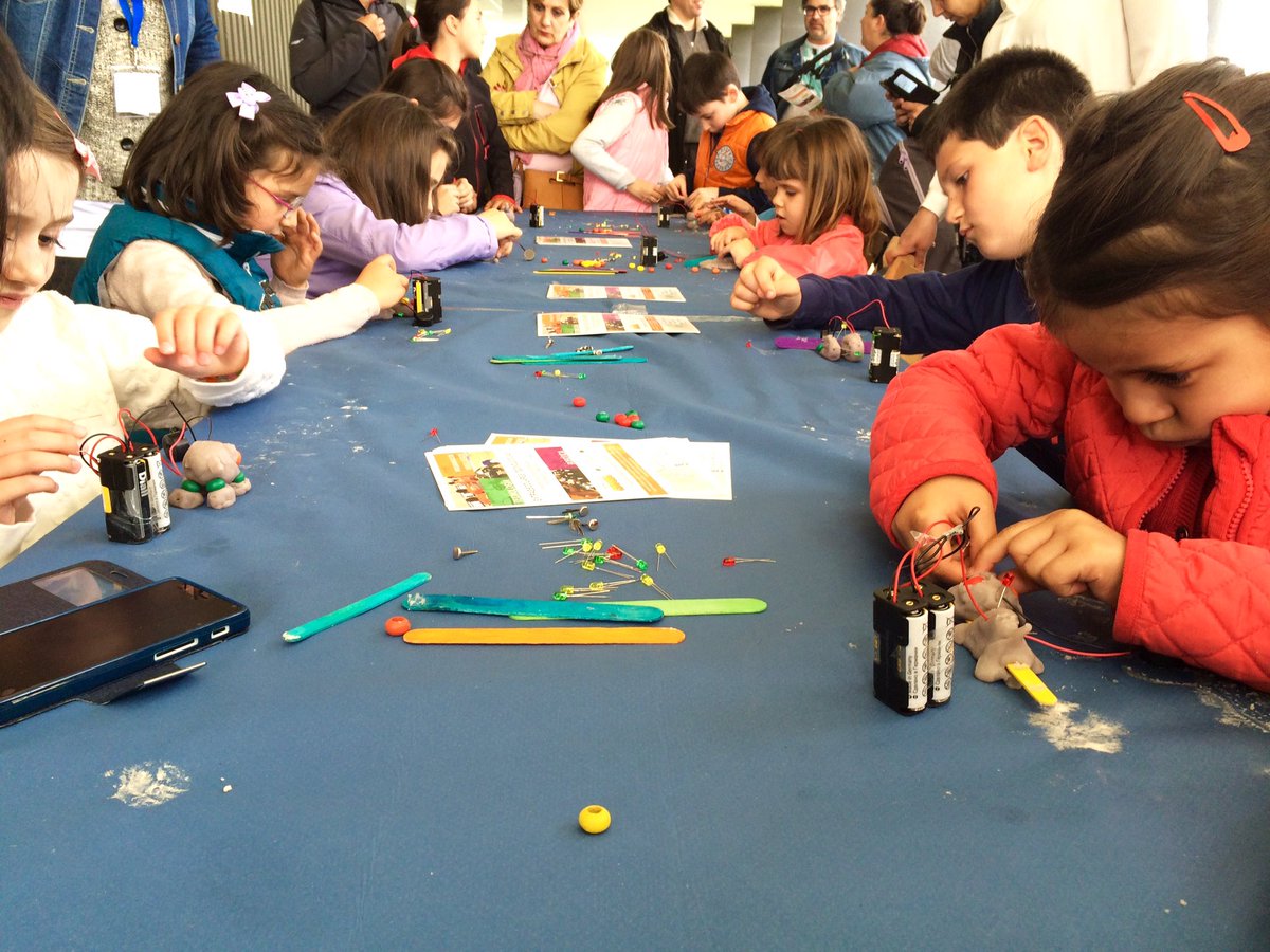 EscuelaCiencia's tweet photo. Imágenes de nuestros talleres durante #FeriadeCienciaSostenible en @PC_UVa @UVa_es el finde pasado @AyuntamientoVLL https://t.co/RJPw0eHPTG