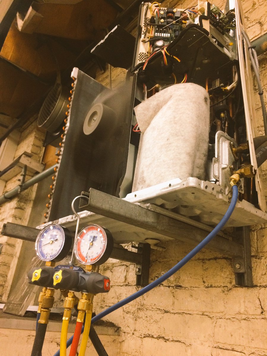 SpaAirCon's tweet image. Gettin dirty with a server room AC repair for @XLJoinery ❄️ #airconditioning