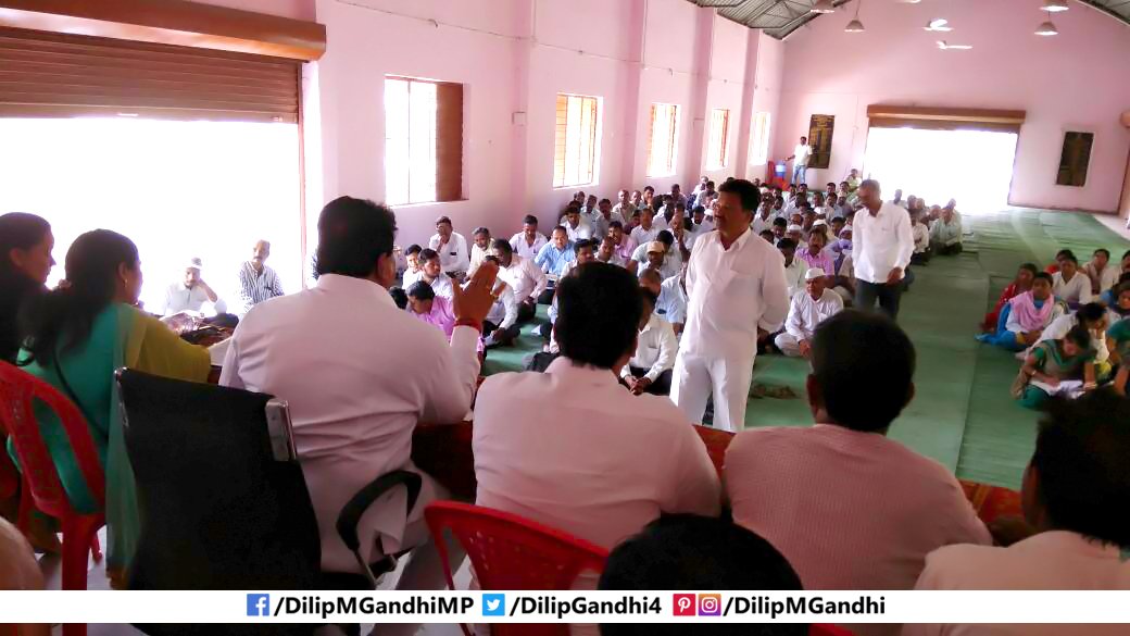DilipGandhiMP's tweet photo. #Ahmandnagar जिले के पारनेर तहसील में रिव्ह्यू मिटिंग संपन्न हुई।पारनेर तहसील के पानी, बिजली और अन्य कार्यों का रिव्ह्यू लिया और सूचनाएँ दी। https://t.co/np8y1S09iA