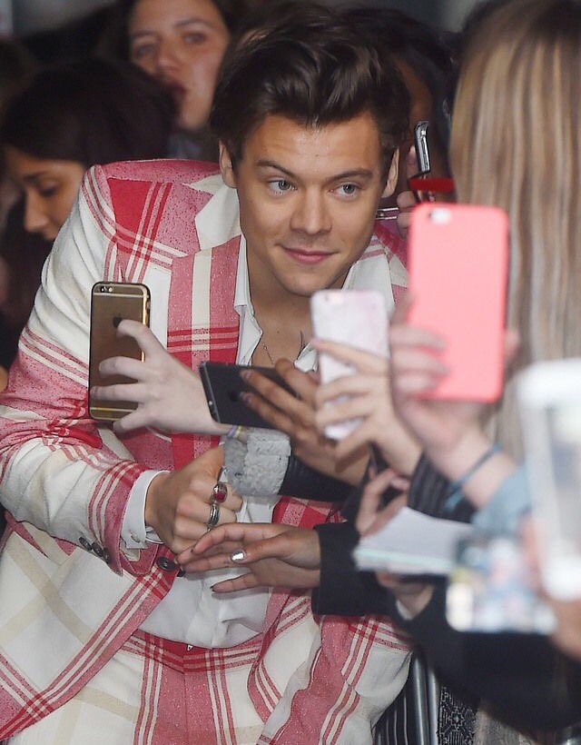 HStylesInfo's tweet photo. 📷|| Harry hoje na BBC #10-12 https://t.co/DP6gk6SsTN