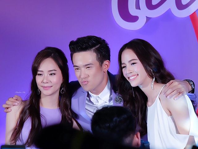 joyjoy_jma's tweet photo. 😚😘#เจมส์มาร์ และ2สาว น่าร๊าคค #พระเอกห้างแตก #jamesma #เจมส์มาร์แปลว่าน่ารัก #jma #ScottPure #สก๊อตเพียวเร่พรุน ขอบคุณเครดิตภาพคะ https://t.co/uzYMcWgIXF