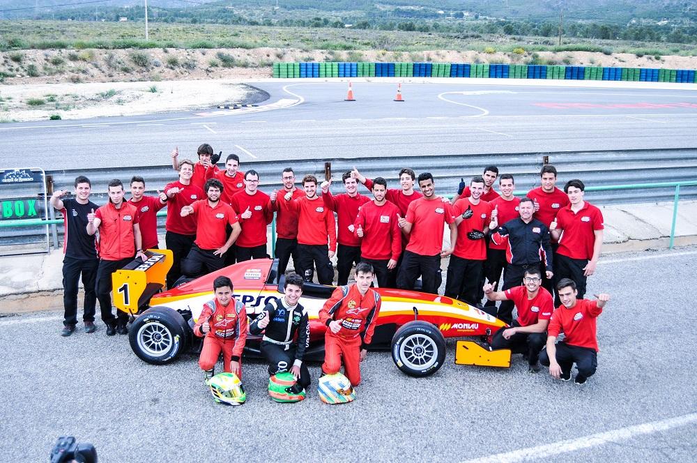 Monlau_FP's tweet image. Los alumnos de #mecánica de #MonlauRepsol &quot;estrenan&quot; dos monoplazas montados con sus propias manos en el aula: monlau.com/es/noticias/au…