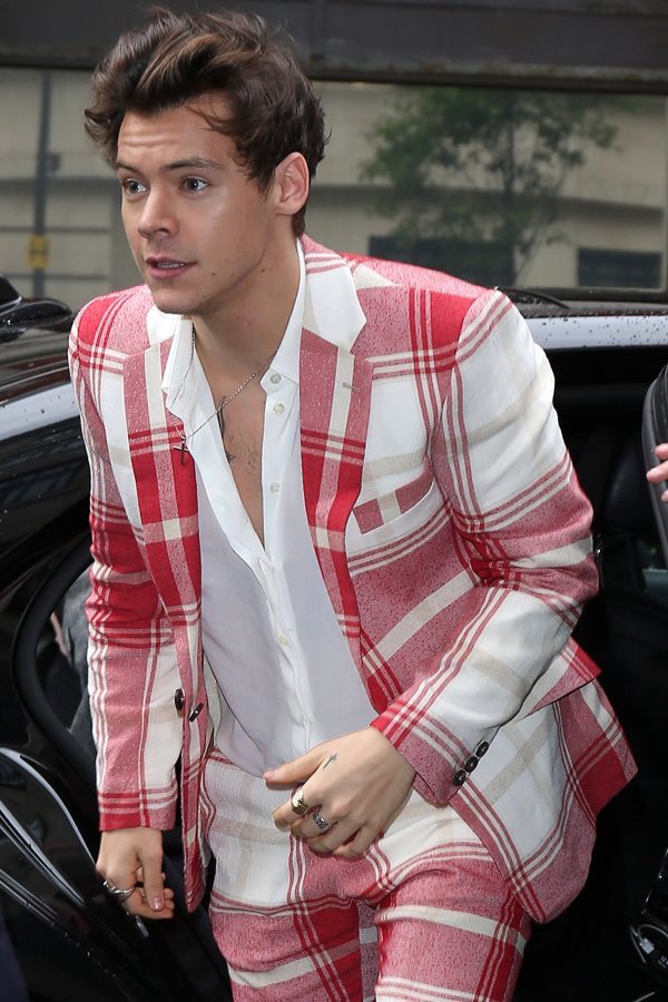 HStylesInfo's tweet photo. 📷|| Harry na BBC #4-6 https://t.co/vc8MvtTzUV