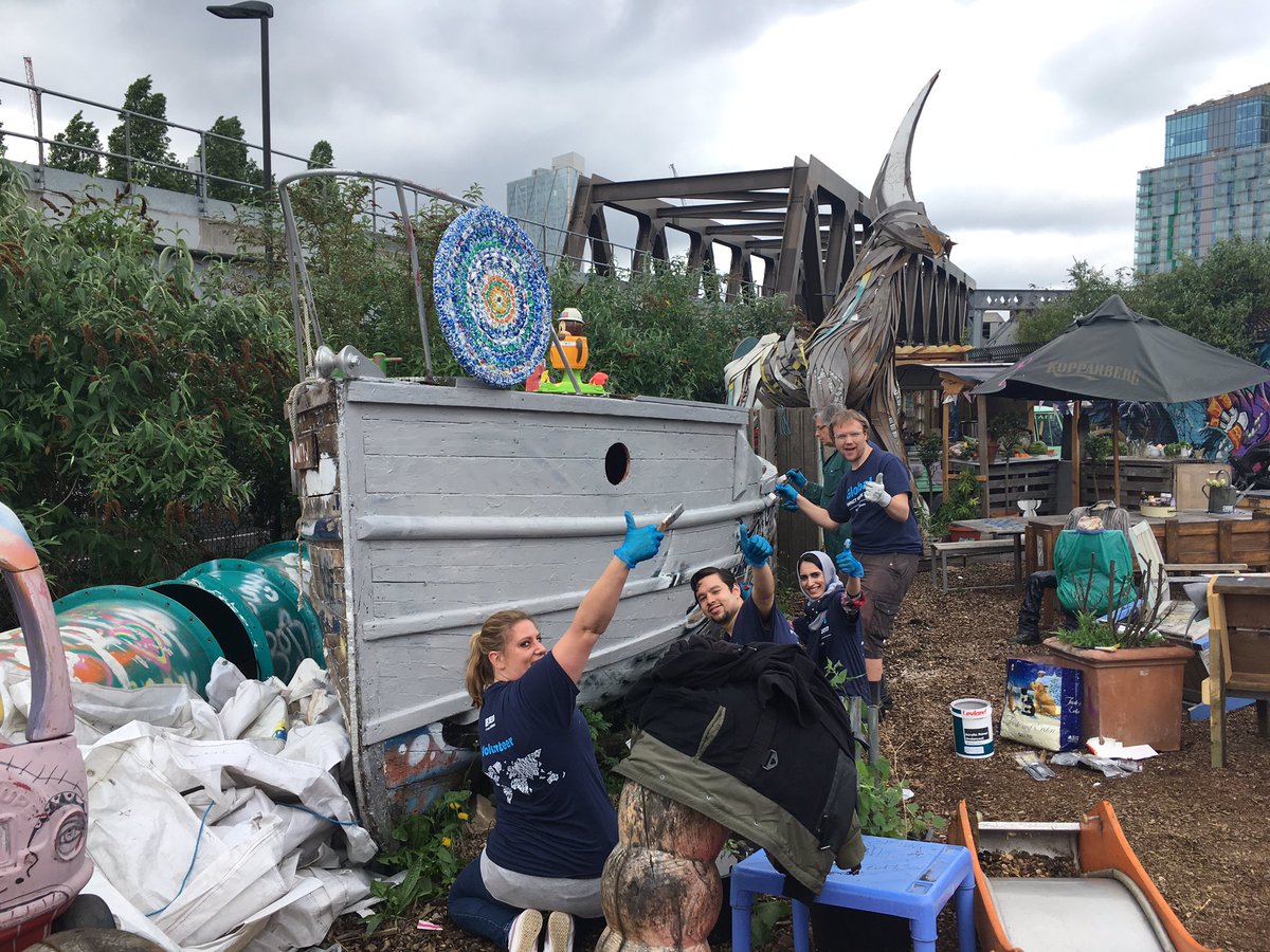 @CEBCareers volunteers on #globalimpactday <a href="/nomadic_gardens/">Nomadic Community</a> giving this boat a much needed splash of paint 🎨 #GartnerGives <a href="/projectdirt/">Project Dirt (now Semble)</a>