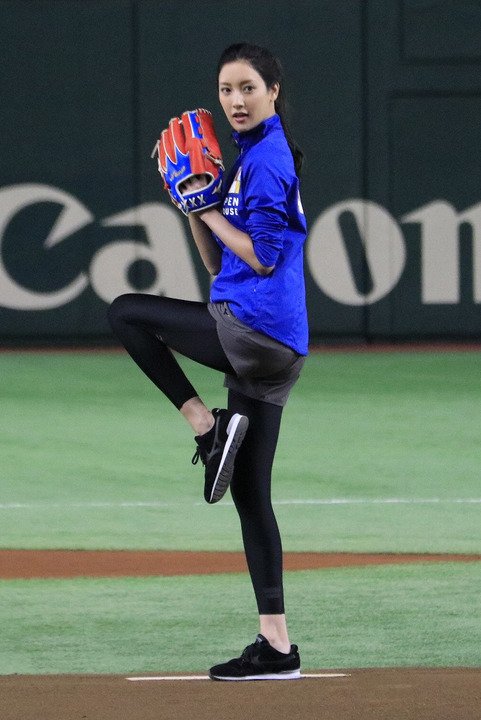 Tweet 菜々緒や松井愛莉も 圧巻の美脚で 始球式 を務めた美人芸能人たち Naver まとめ