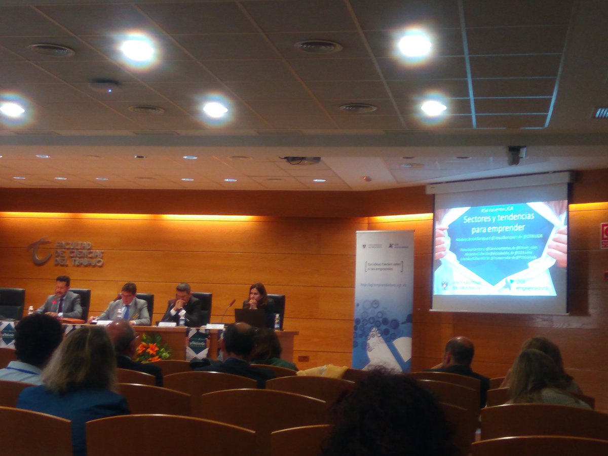 Rocioalp's tweet photo. Mesa redonda sobre sectores y tendencias para emprender #SéValienteUGR https://t.co/FSOZDaAT3S
