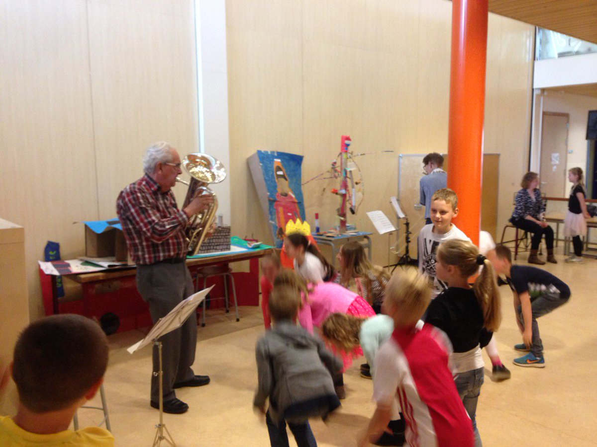 EdithSWB's tweet image. Joop speelt al 72 (!) jaar bij HOB en steelt vandaag de show met 'Hoofd, schouders, kie en teen'!