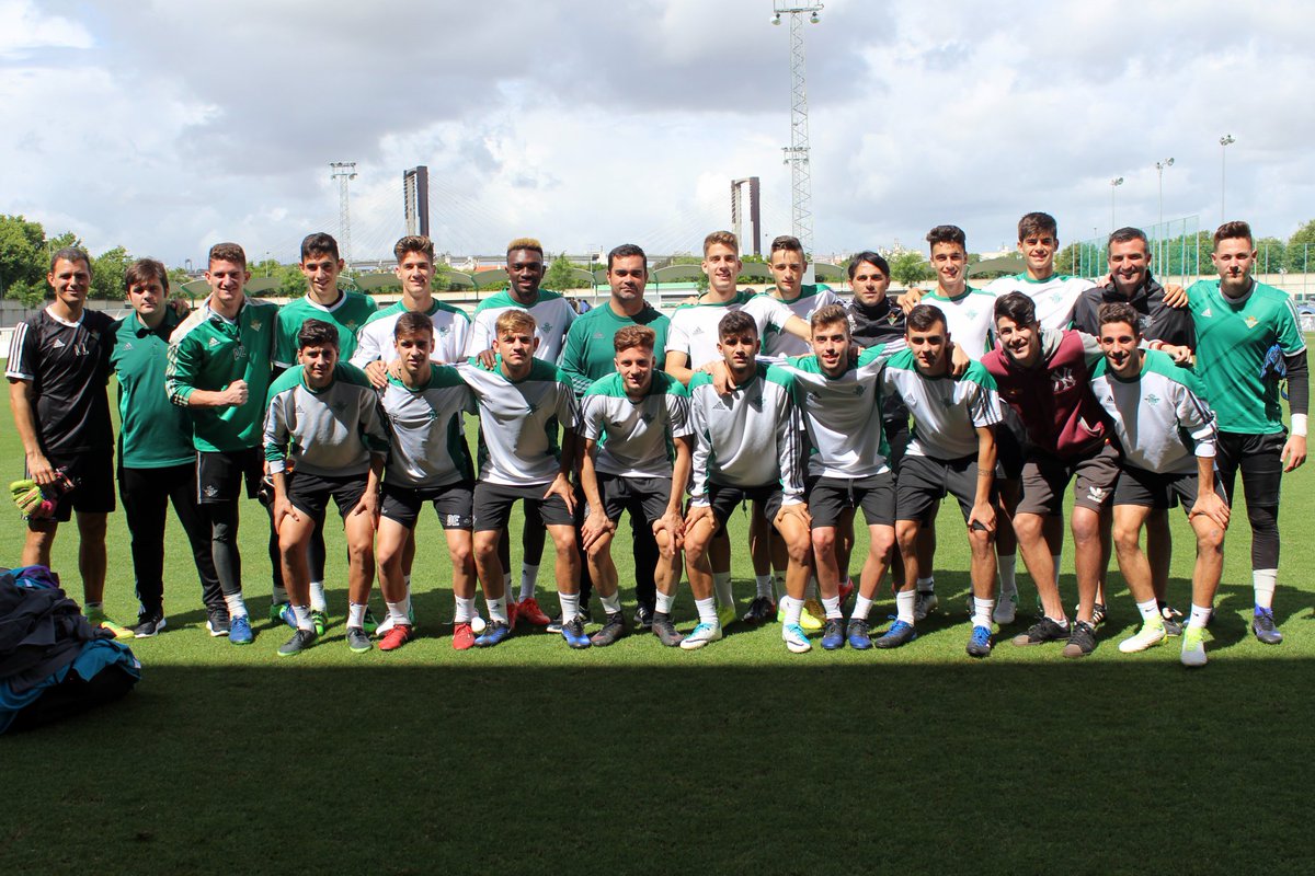RBetisCantera's tweet photo. El #RBBjuvenilA completa su último entrenamiento antes de partir esta tarde hacia Mallorca 🏋️🔋 ¡Vamos, Betis! 🙌🆙

#LaCopaEnVerde https://t.co/HhgsUWLLKF