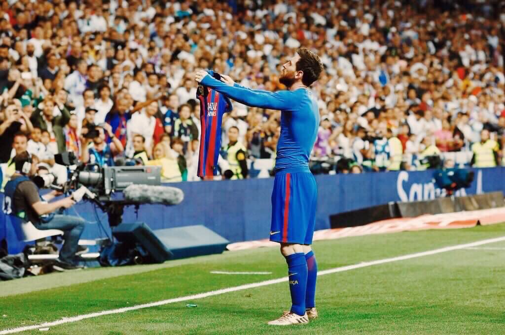 Mu6and's tweet photo. سوء برشلونة هذا الموسم
لا يخفي افضلية ميسي ، لاعب وسط وصانع لعب ومهاجم ولاعب جعل الفريق ينافس على البطولات!
ولكن لا توجد عدالة في كرة القدم https://t.co/JnuObpi70s