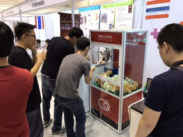 twentyscoops's tweet photo. Unsere Jungs auf der größten Jobmesse der IT Branche im Norden Thailands! Per App konnte man den Greifautomat bedienen🔛⬅️⬆️⬇️➡️ #20ScoopsVC https://t.co/juceRKOPpw