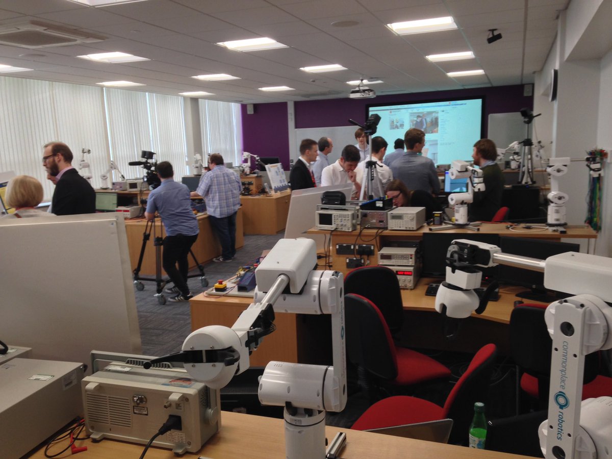 StaffsUniCompSc's tweet photo. Gradex 2017: The Real Time lab is still busy @StaffsComputing https://t.co/X6erpa5Jdg