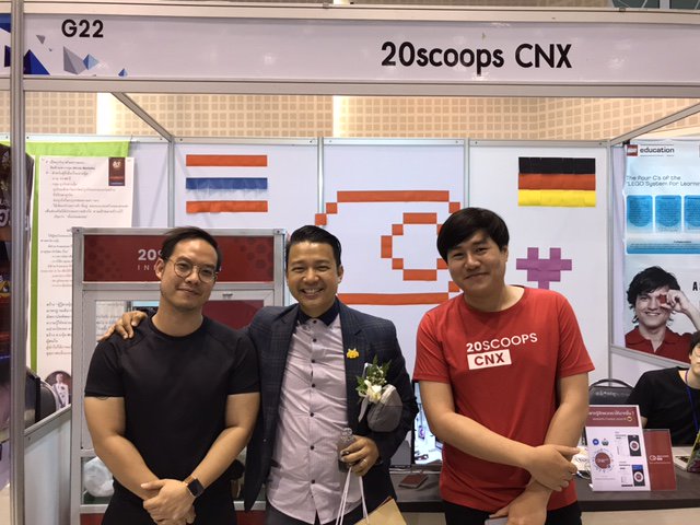 twentyscoops's tweet photo. Unsere Jungs auf der größten Jobmesse der IT Branche im Norden Thailands! Per App konnte man den Greifautomat bedienen🔛⬅️⬆️⬇️➡️ #20ScoopsVC https://t.co/juceRKOPpw