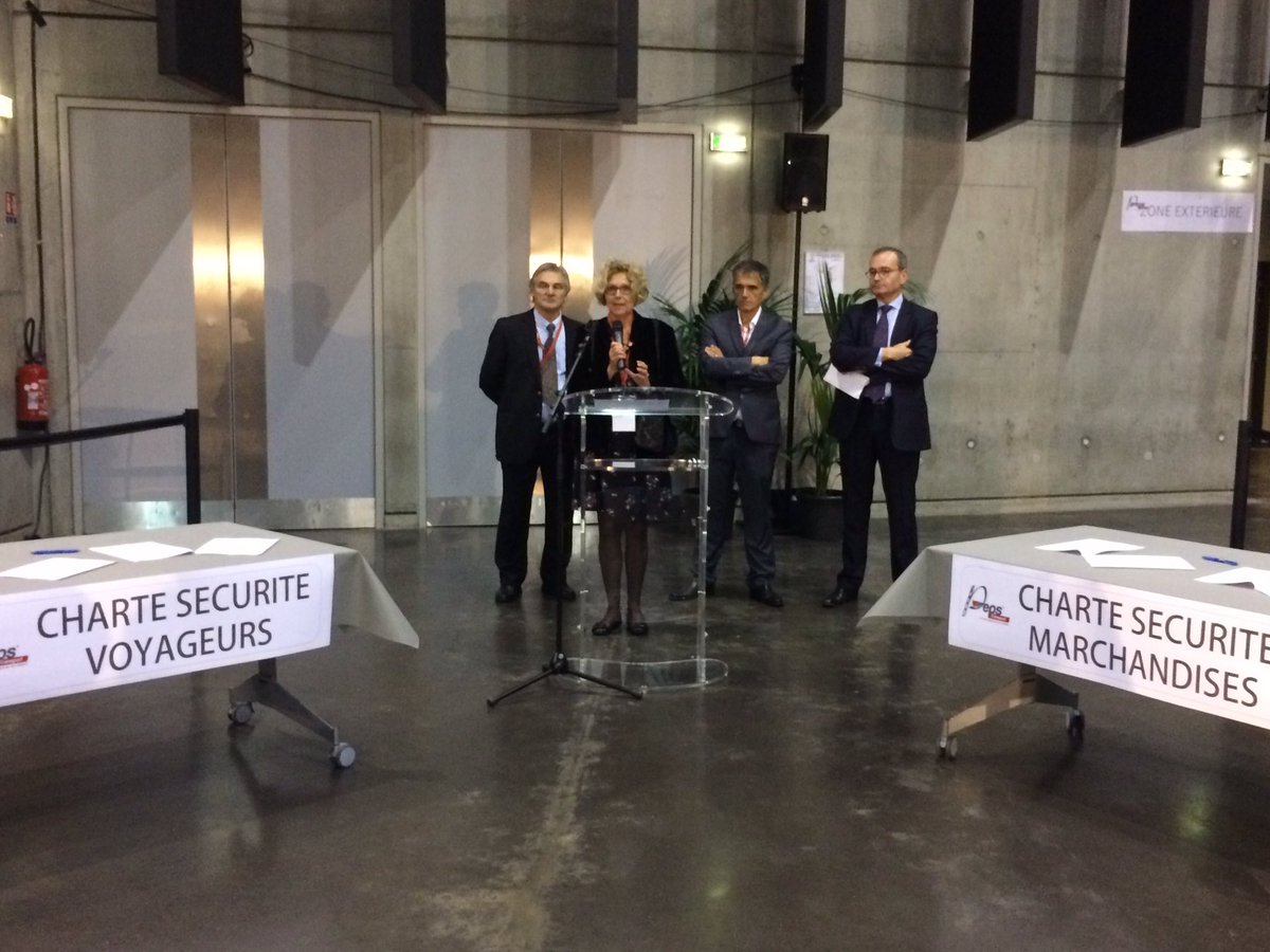 FntrIDF's tweet photo. Charte Sécurité @FNTR #Loire : travaux sur l'usage du #telephonemobile au volant #securiteroutiereautravail https://t.co/ofrVsJwKRR