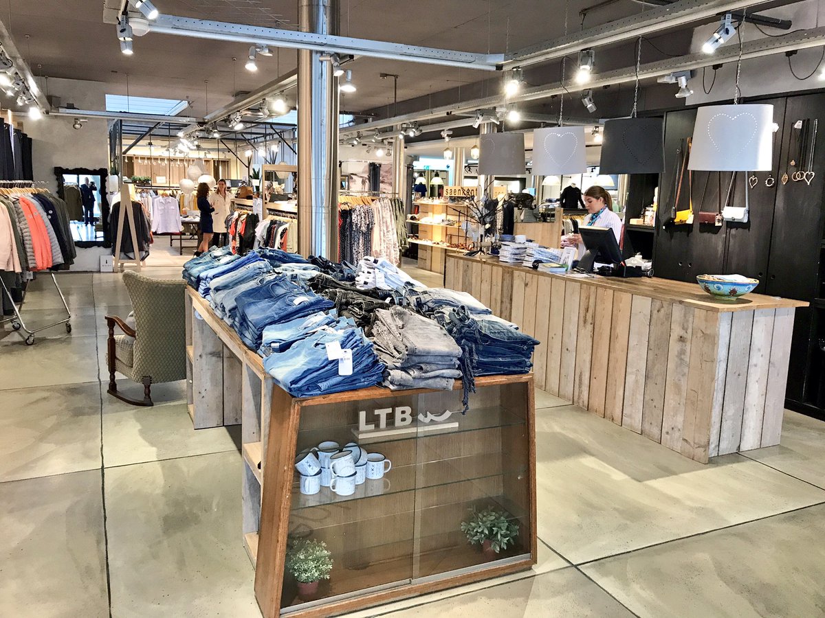 chrisbuijink's tweet photo. + Jan @meermantweet @INretail bij Leon Hamming @OVWormerveer @saenkanter #Fashion (Est 1969). Leon &amp; zus Petra zijn ondernemers met #passie. https://t.co/dqRsXLxLqp