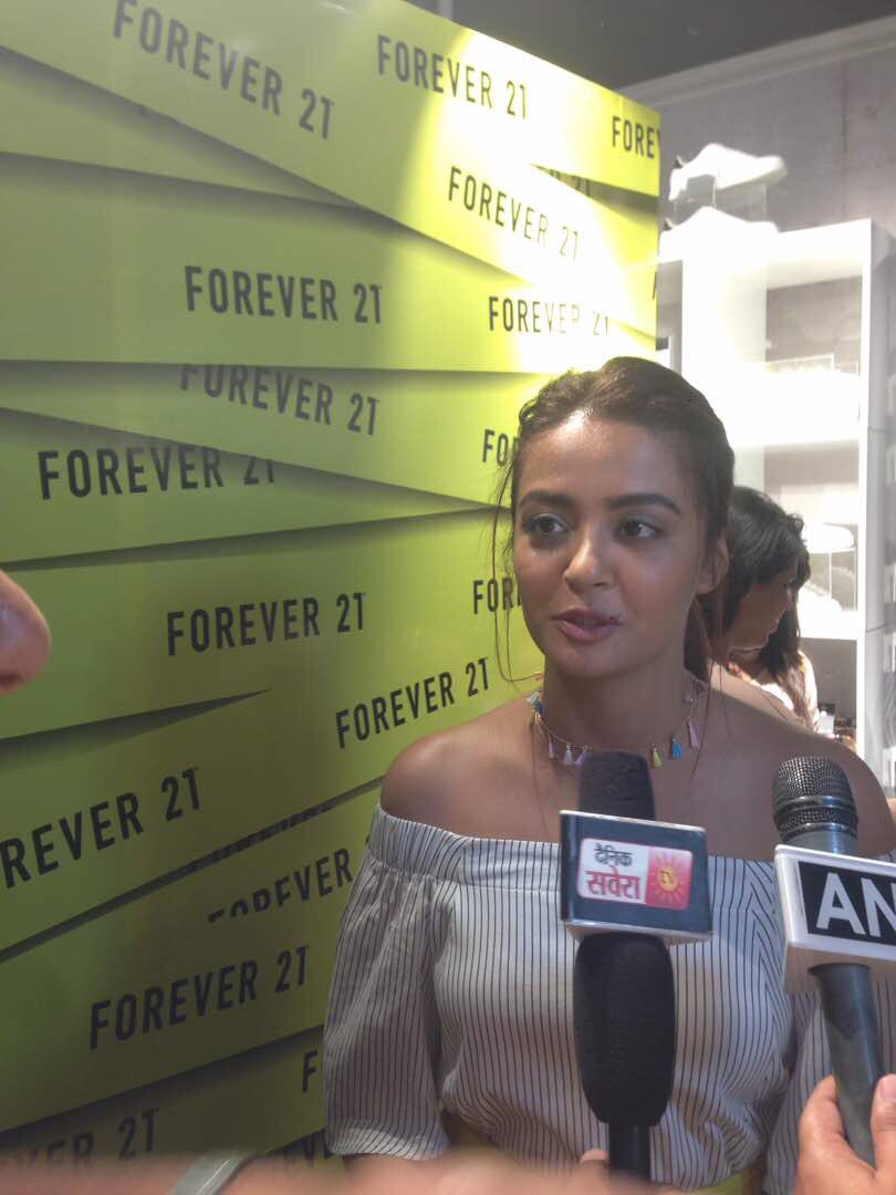 ent_SAV's tweet photo. Surveen Chawla @SurveenChawla at the launch of the @Forever21 store launch in Ludhiana today  #Surveenchawla #bollywood #ludhiana #sav https://t.co/BFaUviWUqy