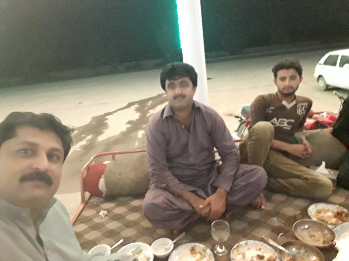 arman_khokher's tweet photo. 11مئی یوم فتح کی تقریب طفیل شیخ اورمحترم جناب خورشید شاہ کیساتھ کیک کاٹنے کےبعدکھانا دونوں دوستوں کی محبت اور پیارکادل سے شکریہ
#PMLNDAY https://t.co/NrhaWgnzXS