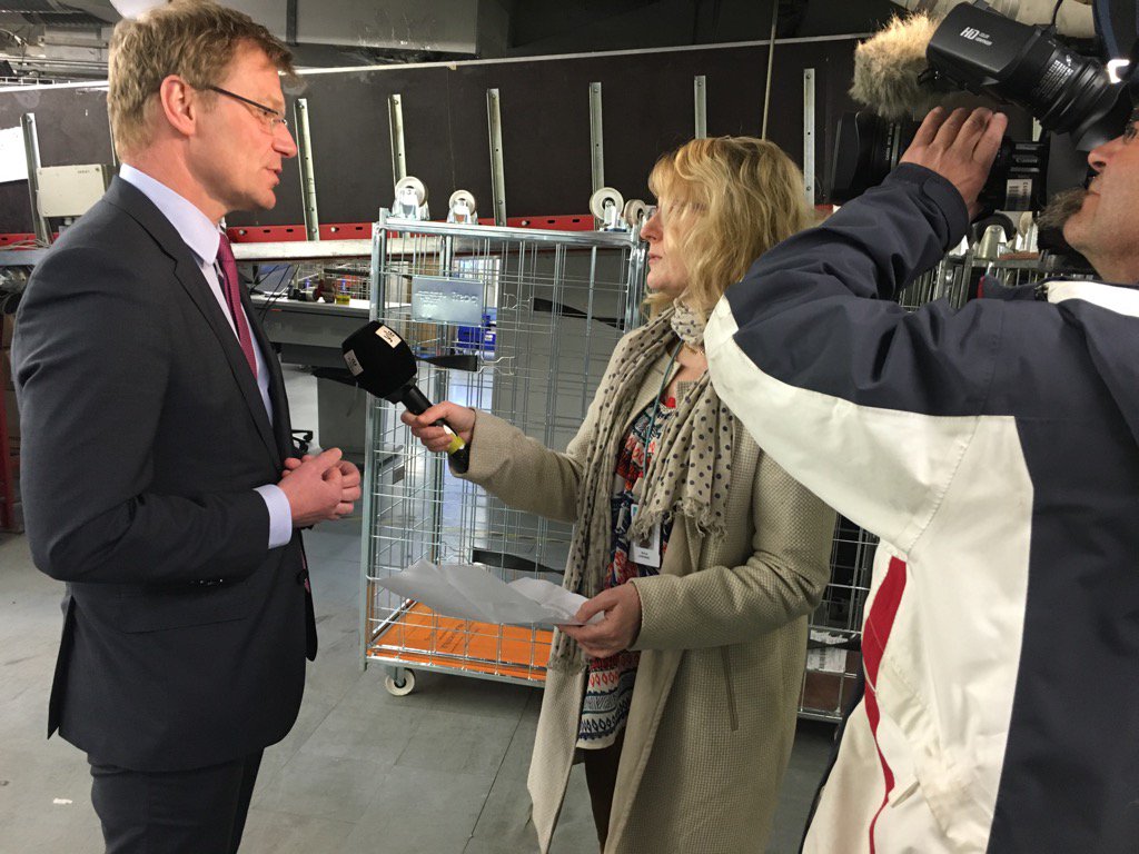 mikaparkkonen2's tweet photo. EU:n korkein tullipomo Stephen Quest YLE:n grillissä #Postitulli'ssa. #tulli https://t.co/iMNIDiPjab