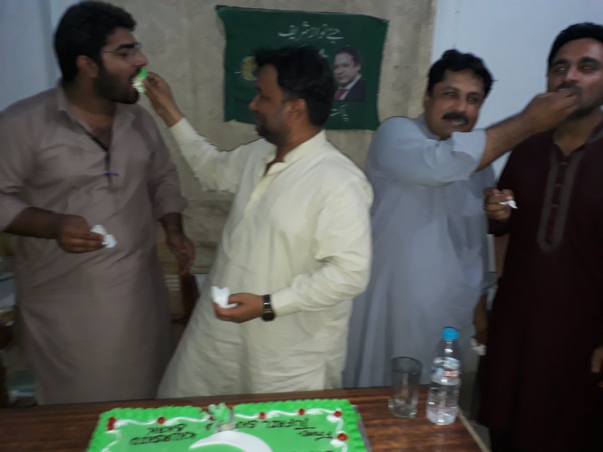 arman_khokher's tweet photo. 11مئی یوم فتح کی تقریب طفیل شیخ اورمحترم جناب خورشید شاہ کیساتھ کیک کاٹنے کےبعدکھانا دونوں دوستوں کی محبت اور پیارکادل سے شکریہ
#PMLNDAY https://t.co/NrhaWgnzXS