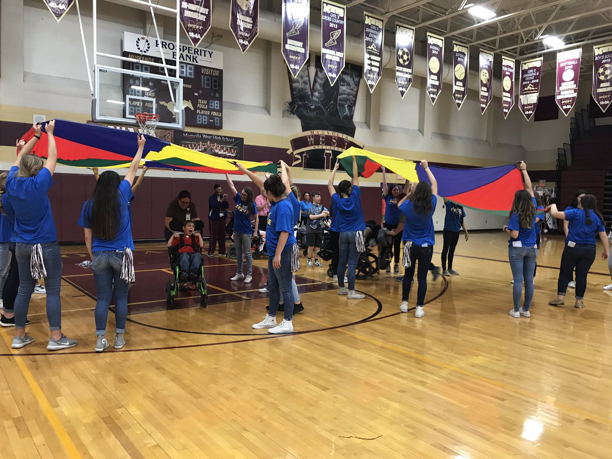 InteractClub281's tweet image. The parachute was our favorite! #magnoliainteract @themagnoliahigh