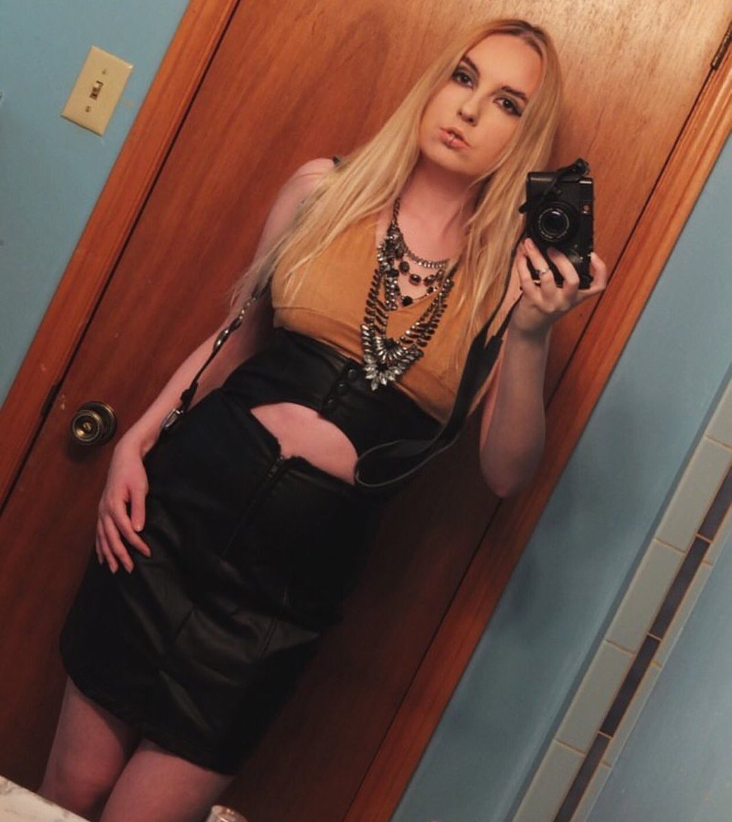 SamiPeach's tweet photo. The difference between 11:59 and 12:01 #getyouagirlthatdoboth https://t.co/UAgFDpd8D0