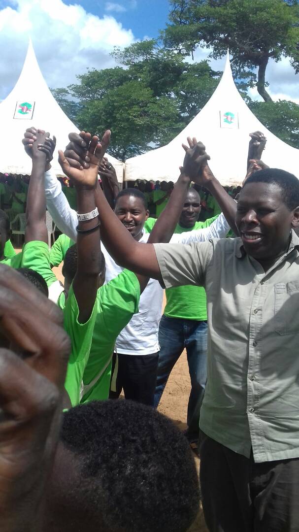 EugeneLWamalwa's tweet photo. With @CS_Kiunjuri @Kandie_Phyllis At Kasikini-Magarini Kilifi County on #FloodMitigation #FoodDistribution mission #AffectedPersons https://t.co/v2VJlwtM0u