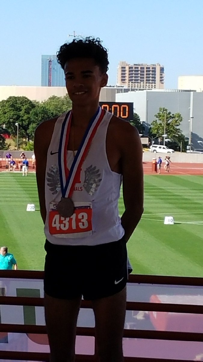 1MHSCardinals's tweet photo. Elijah Mackey brings home the Silver back to Melissa in the 3200m!! #RedRed #wingspeed https://t.co/SmLgCV3zeN