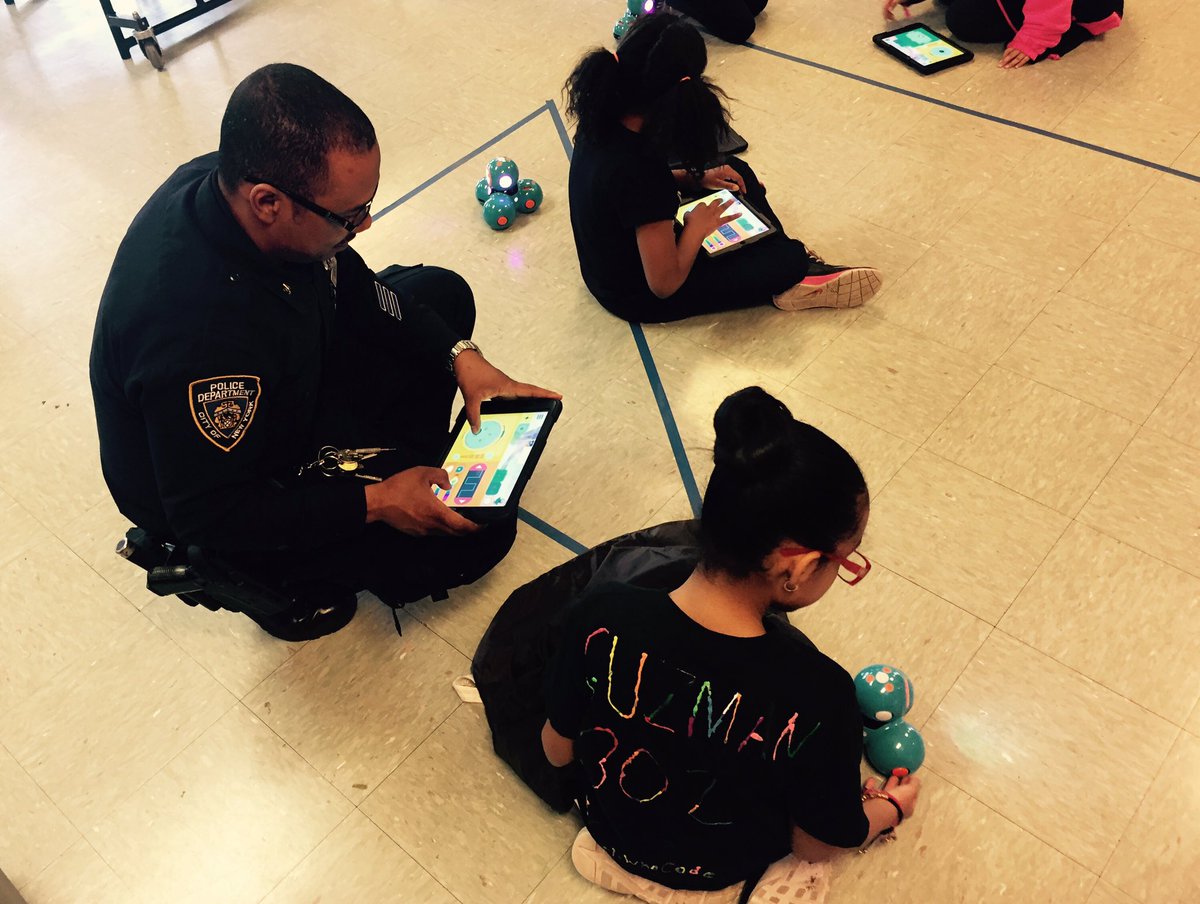 alanamaaron's tweet image. .@sepjrnyc Ss teaching @NYPD34Pct &amp;amp; @USArmy how to code. Great community event #PS48Codesters 💻🖤🤖#CodeStrong #CopsWhoCode #CS4NYC #CSforAll