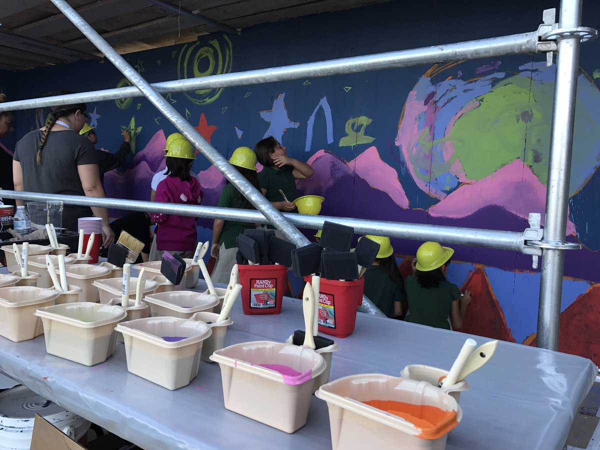 jen_fenter's tweet photo. Elementary students paint a mural @BannerUnivMed to help welcome patients into the new ER opening 6/27! https://t.co/hm7raGga7C