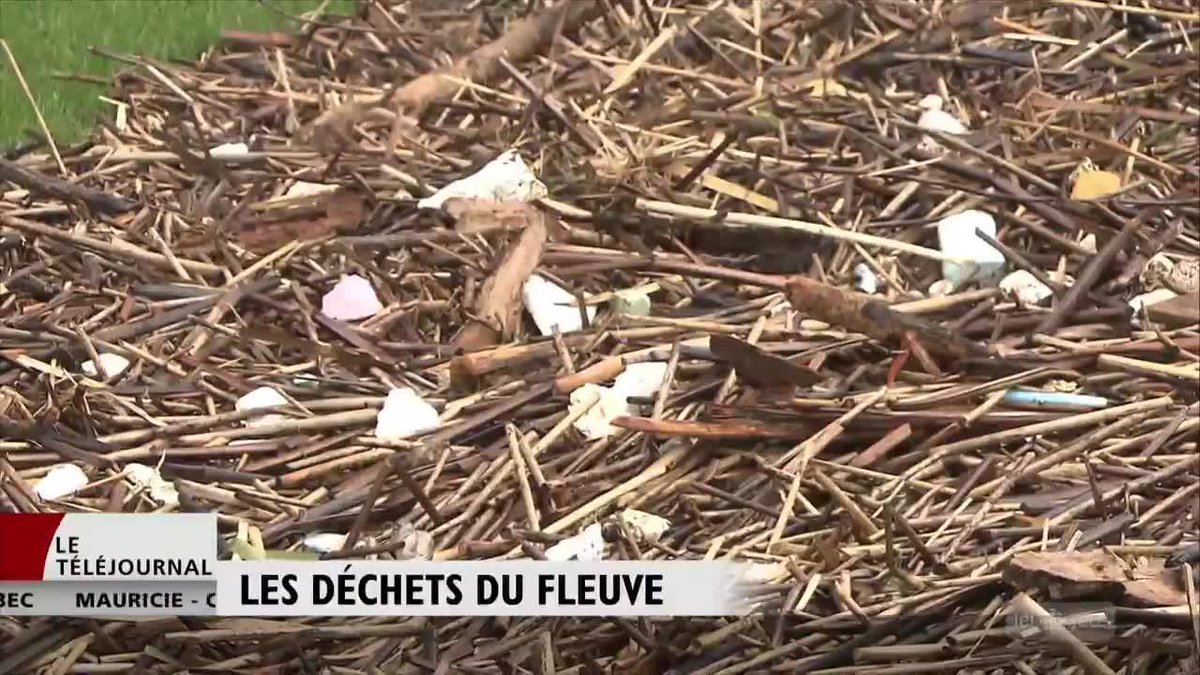Horrible de voir comment autant de déchêts se sont ramassés dans le fleuve #innondation #qc <a href="/NadeauJP/">Jean-Philippe Nadeau</a> @OCaron_RC  facebook.com/jeanphilippe.n…