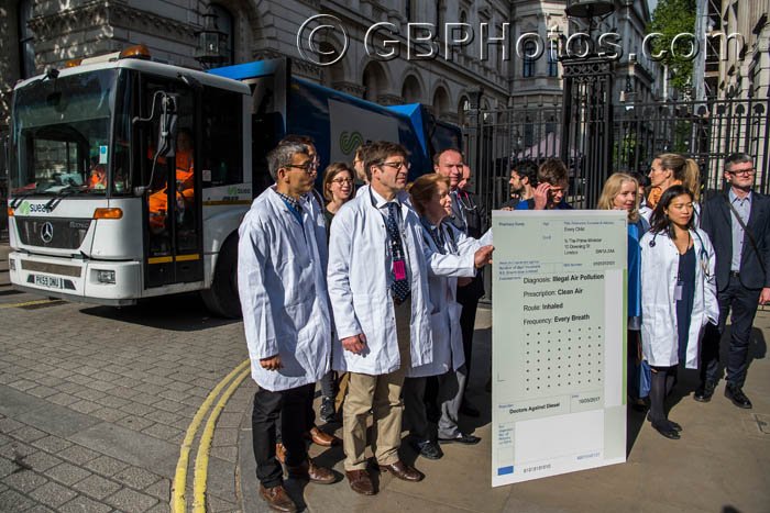 GuyBPhotos's tweet photo. Filthy air was the focus for @DieselDrs #DoctorsAgainstDiesel #AirPollution . Thanks to @GreenpeaceUK for the heads up, https://t.co/8ZT7enBBxY