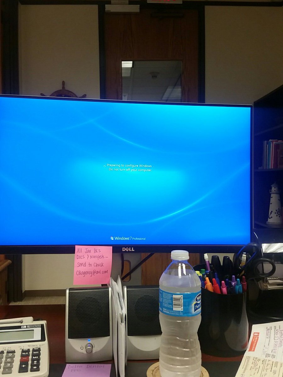 its_muhshell's tweet image. Been staring at this screen for like 10 minutes now.. just randomly restarted. #IHateComputers