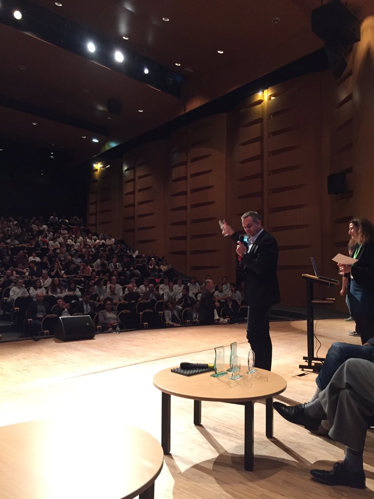 #EPA Auvergne remise des prix mini entreprises, Fabrice MONTAL remet le trophée initiative emploi #entreprendrepourapprendre