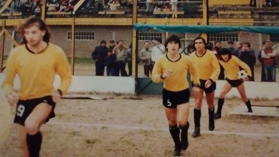 Sale Flandria a la cancha.
Primera C 86/87. Estadio Carlos V.
Marcelo Raviolo, Rodolfo "Tito Castro", Carlos Guillermo y Carlos Marzoratti.
