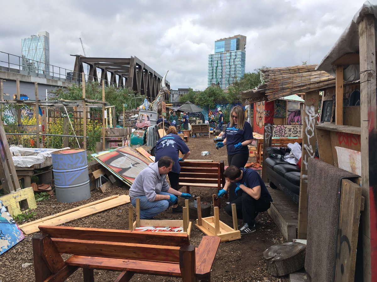 Hard grafting by @CEBCareers down <a href="/nomadic_gardens/">Nomadic Community</a> today - V trendy project! #eastlondon #cebgivesback #communityaction 🛠🎨✊🏻<a href="/projectdirt/">Project Dirt (now Semble)</a>
