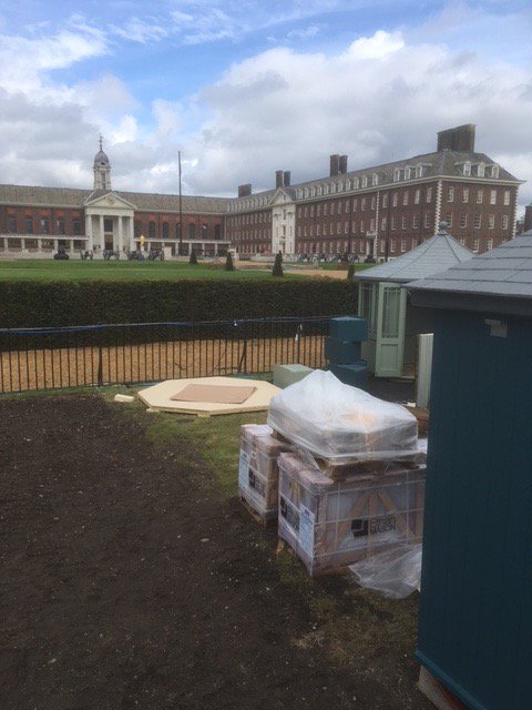 EMPaving's tweet image. Delighted and proud to be working with @ProTradersBM, Landscape Concepts, @scottsthrapston at #RHSChelsea #rhschelsea2017 using #EMVanilla