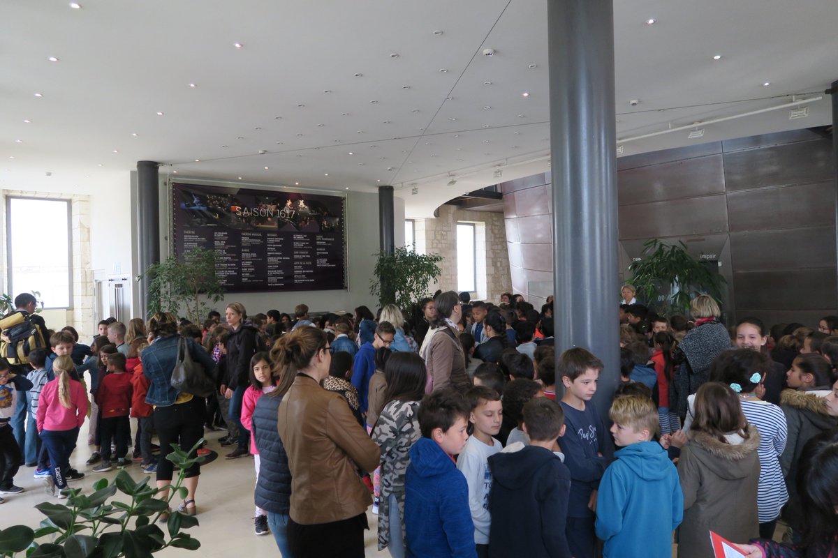 TheaAngouleme's tweet photo. Fin d'une grosse semaine avec des hordes d'enfants qui ont embarqué dans L'Arche part à 8 h de @BettyHeurtebise !! https://t.co/FjUfihvZUY