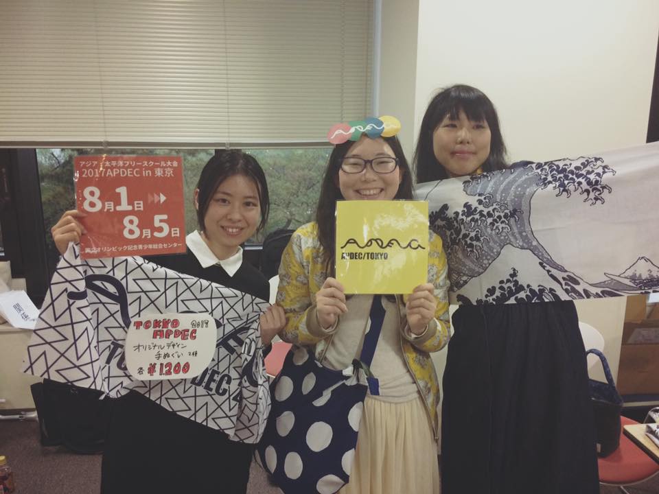 TOKYO_APDEC's tweet photo. 【APDEC応援します!】真ん中はアーティストの今井さつきさん。左右はシューレ大学現役生とOGの脊尾さんと坂本さん。芸術は1日にして成らず。 #apdec https://t.co/qs87yTDWhQ