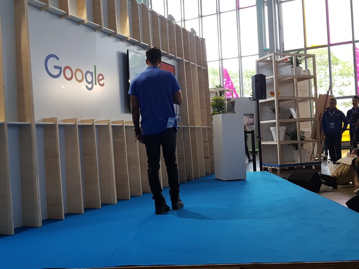 pass_flore's tweet photo. 1ere conf comment construire sa marque et raconter une histoire sur internet #googleavecangers #connecté @pass_flore https://t.co/ap6oqZ0PYd