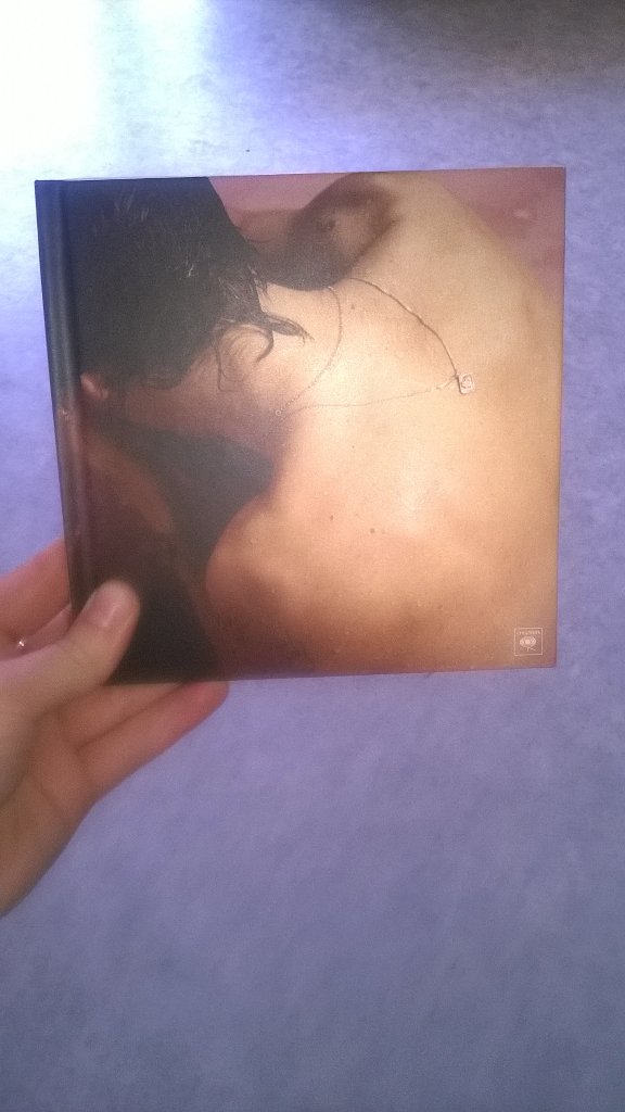 MelanieFreaud's tweet photo. It's mine😍and i love so much @Harry_Styles https://t.co/Kc9kWOPvFb