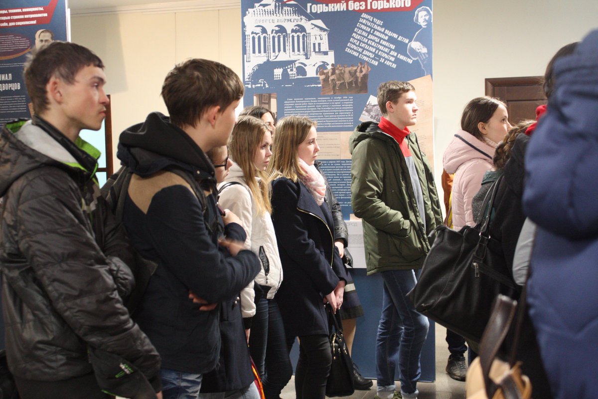 В ГМПИ закрытие выставки "Монументальный Палех. Фрески советских дворцов". Лекцию для студентов читает куратор выставки Кривцова Л.А.