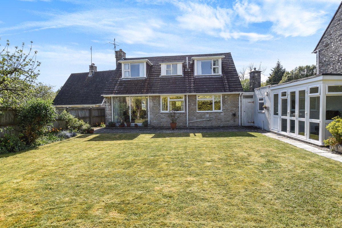 SymSamPoundbury's tweet photo. #property Why not take a peek at this lovely spacious detached 4 bedroom chalet bungalow located in #weymouth. Call 01305 251154 to view. https://t.co/sNfJmbmTxY