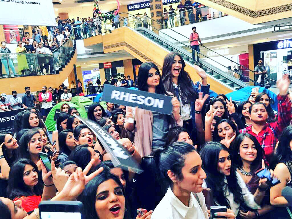 Love the 90s twist to #Rheson by Rhe-Son! Congratulations <a href="/RheaKapoor/">Rhea Kapoor</a> <a href="/sonamakapoor/">Sonam K Ahuja</a> the line looks amazing! 👏🏻<a href="/WeAreRheson/">Rheson</a> #RhesonLaunchDay